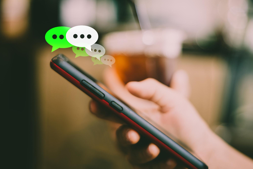 Automatizar las interacciones con los clientes a través de un chatbot WhatsApp puede reducir significativamente los costos operativos. Las empresas pueden disminuir la necesidad de un gran equipo de soporte, ya que el chatbot puede manejar múltiples consultas simultáneamente de manera eficiente.